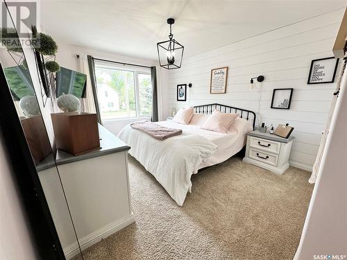 20 3Rd Avenue, Weyburn, SK - Indoor Photo Showing Bedroom