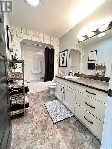 20 3Rd Avenue, Weyburn, SK - Indoor Photo Showing Bathroom