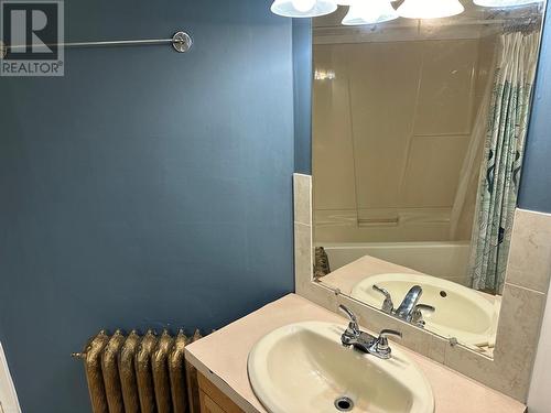 815 Baker  Street, Nelson, BC - Indoor Photo Showing Bathroom