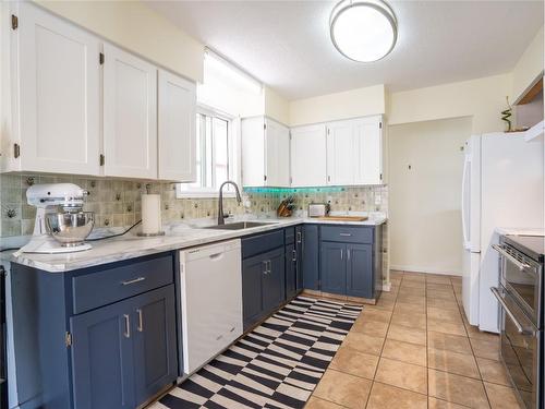 164 Phoenix Avenue, Penticton, BC - Indoor Photo Showing Kitchen