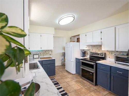 164 Phoenix Avenue, Penticton, BC - Indoor Photo Showing Kitchen