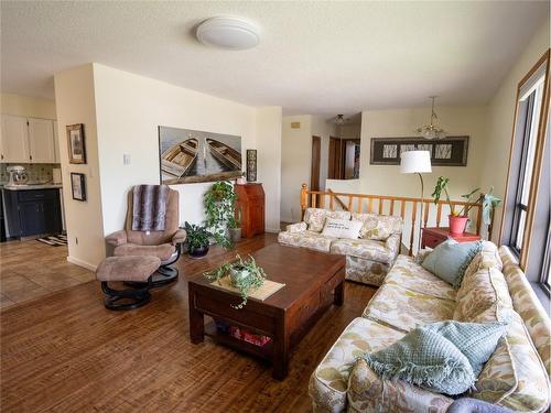 164 Phoenix Avenue, Penticton, BC - Indoor Photo Showing Living Room