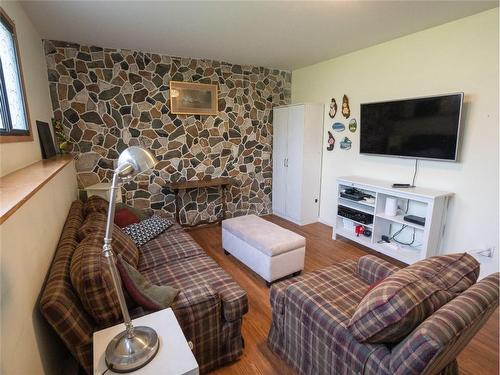 164 Phoenix Avenue, Penticton, BC - Indoor Photo Showing Living Room