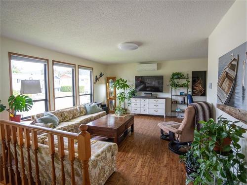 164 Phoenix Avenue, Penticton, BC - Indoor Photo Showing Living Room