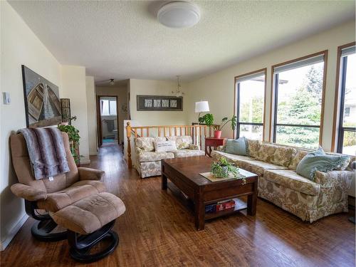 164 Phoenix Avenue, Penticton, BC - Indoor Photo Showing Living Room