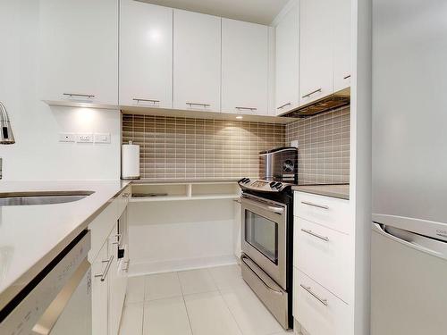 Kitchen - 353-1414 Rue Chomedey, Montréal (Ville-Marie), QC - Indoor Photo Showing Kitchen With Upgraded Kitchen