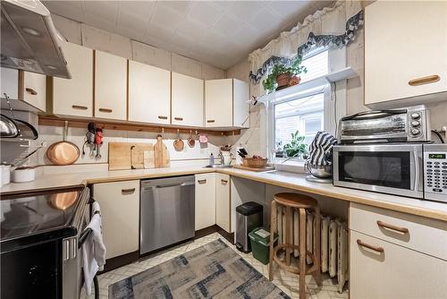 24 Burris Street, Hamilton, ON - Indoor Photo Showing Kitchen