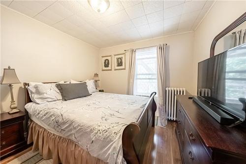 24 Burris Street, Hamilton, ON - Indoor Photo Showing Bedroom
