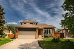 82 Royal Park CR  Winnipeg, MB R2J 3Z3