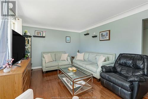 1345 Harrison Avenue, Windsor, ON - Indoor Photo Showing Living Room