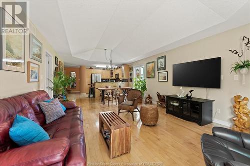 6084 Natalie Court, Lasalle, ON - Indoor Photo Showing Living Room