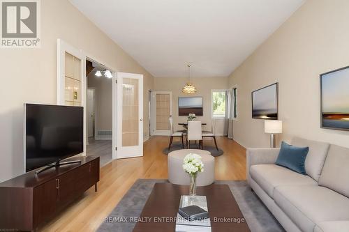 1073 Lorne Park Road, Mississauga, ON - Indoor Photo Showing Living Room