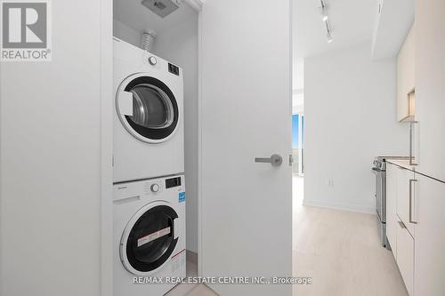4610 - 3900 Confederation Parkway, Mississauga, ON - Indoor Photo Showing Laundry Room