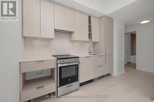 4610 - 3900 Confederation Parkway, Mississauga, ON - Indoor Photo Showing Kitchen