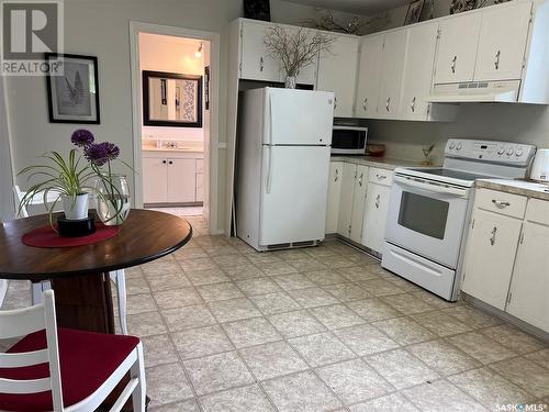 407 Mccurdy Street, Morse, SK - Indoor Photo Showing Kitchen