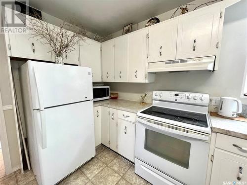 407 Mccurdy Street, Morse, SK - Indoor Photo Showing Kitchen
