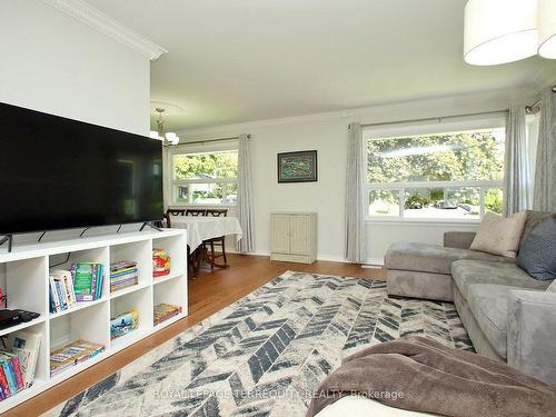 18 Prestbury St, Toronto, ON - Indoor Photo Showing Living Room