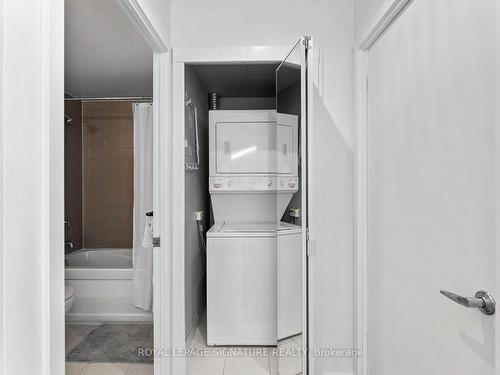 1001-10 Navy Wharf Crt, Toronto, ON - Indoor Photo Showing Laundry Room