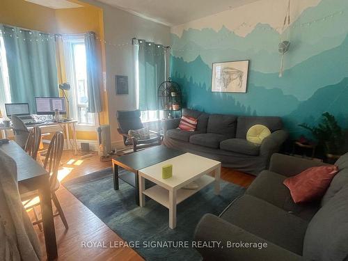 102 Montrose Ave, Toronto, ON - Indoor Photo Showing Living Room