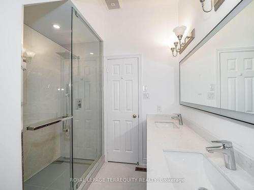 3883 Trelawny Circ, Mississauga, ON - Indoor Photo Showing Bathroom