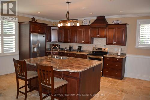 15 Frini Court, Vaughan, ON - Indoor Photo Showing Kitchen With Double Sink