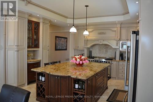 15 Frini Court, Vaughan, ON - Indoor Photo Showing Kitchen With Upgraded Kitchen