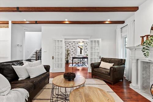 215 Lyndale Drive, Winnipeg, MB - Indoor Photo Showing Living Room