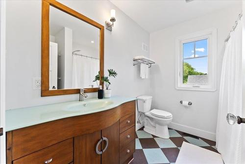 215 Lyndale Drive, Winnipeg, MB - Indoor Photo Showing Bathroom