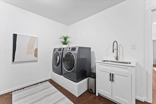 215 Lyndale Drive, Winnipeg, MB - Indoor Photo Showing Laundry Room