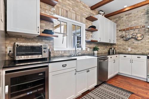 215 Lyndale Drive, Winnipeg, MB - Indoor Photo Showing Kitchen