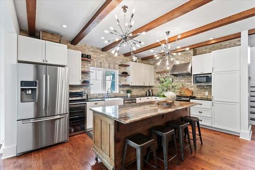 215 Lyndale Drive, Winnipeg, MB - Indoor Photo Showing Kitchen With Upgraded Kitchen