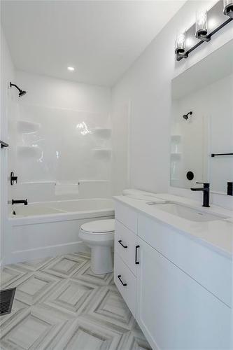 41 Gleneagles Street, Niverville, MB - Indoor Photo Showing Bathroom