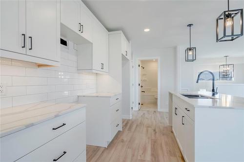 41 Gleneagles Street, Niverville, MB - Indoor Photo Showing Kitchen With Double Sink