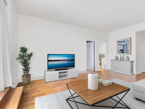 Den - 410-4475 Boul. St-Jean, Dollard-Des-Ormeaux, QC - Indoor Photo Showing Living Room