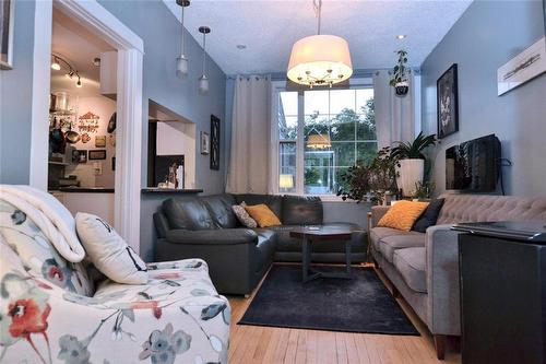 599 Home Street, Winnipeg, MB - Indoor Photo Showing Living Room
