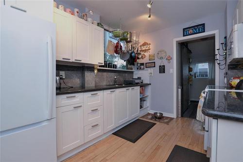 599 Home Street, Winnipeg, MB - Indoor Photo Showing Kitchen