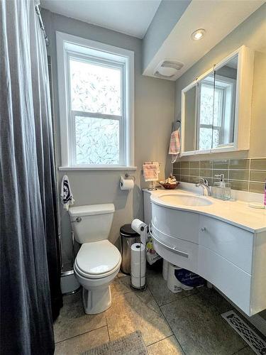 599 Home Street, Winnipeg, MB - Indoor Photo Showing Bathroom