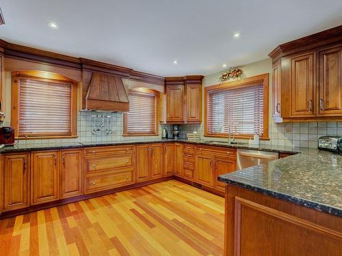 Cuisine - 255 Ch. Des Cerfs, Mont-Tremblant, QC - Indoor Photo Showing Kitchen With Double Sink