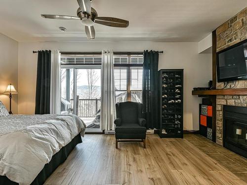 Master bedroom - 4-250 Rue Du Mont-Plaisant, Mont-Tremblant, QC - Indoor Photo Showing Bedroom With Fireplace