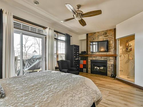 Master bedroom - 4-250 Rue Du Mont-Plaisant, Mont-Tremblant, QC - Indoor Photo Showing Bedroom With Fireplace