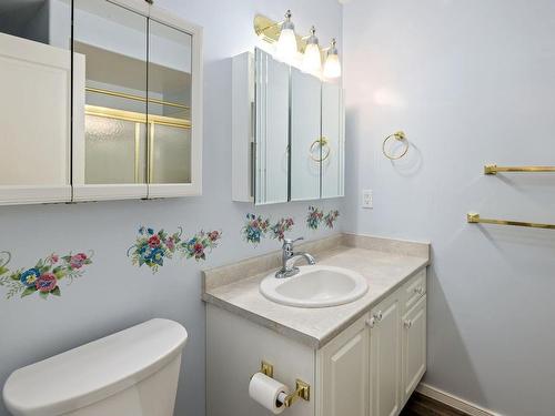 205C-540 Al Wilson Grove, Duncan, BC - Indoor Photo Showing Bathroom