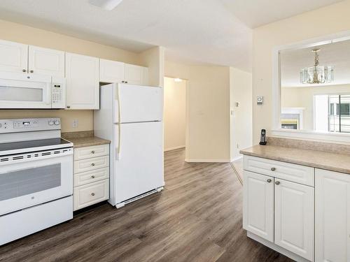 205C-540 Al Wilson Grove, Duncan, BC - Indoor Photo Showing Kitchen