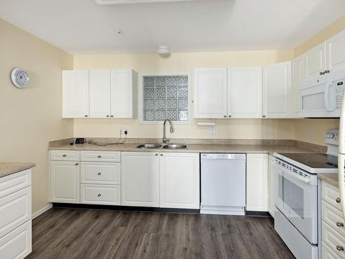 205C-540 Al Wilson Grove, Duncan, BC - Indoor Photo Showing Kitchen With Double Sink