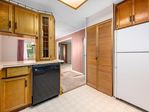 1619 Cariboo Hwy 97, Clinton, BC - Indoor Photo Showing Kitchen