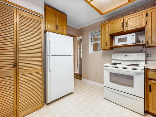 1619 Cariboo Hwy 97, Clinton, BC - Indoor Photo Showing Kitchen