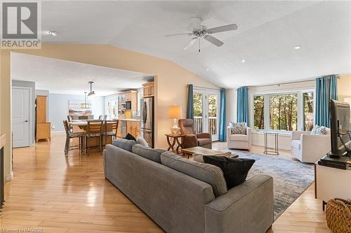 1271 Bruce Rd 4, Brockton, ON - Indoor Photo Showing Living Room