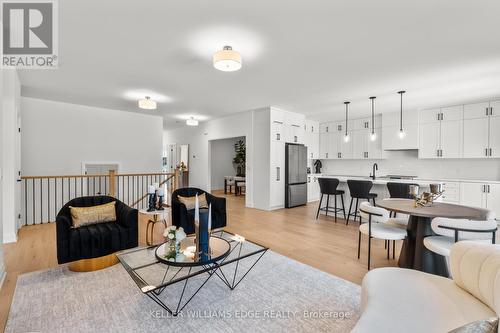 4 Santa Barbara Lane, Halton Hills, ON - Indoor Photo Showing Living Room