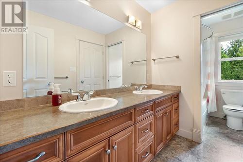 804 Fernwood Drive, Castlegar, BC - Indoor Photo Showing Bathroom