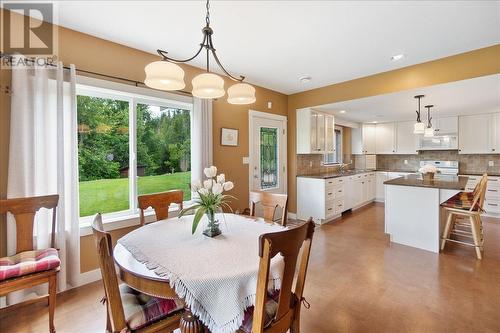 804 Fernwood Drive, Castlegar, BC - Indoor Photo Showing Dining Room