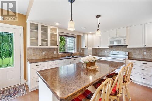 804 Fernwood Drive, Castlegar, BC - Indoor Photo Showing Kitchen With Double Sink